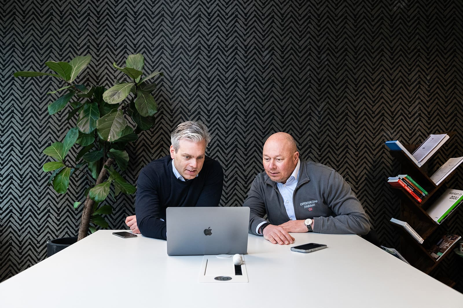 Ed & Ard kijken op een laptop